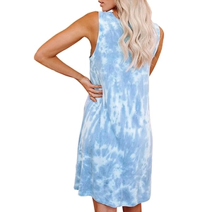 Vue arrière d'une robe courte ample tie-dye avec imprimé nuages bleu et blanc