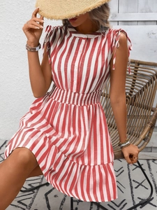 Dettaglio del vestito estivo a righe bianche e rosse senza maniche con punto smock e volant
