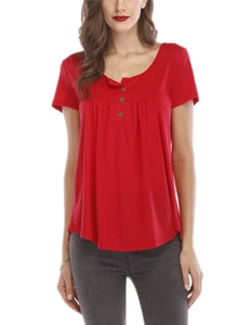 Gros plan du t-shirt rouge à col Henley avec trois boutons et détails plissés