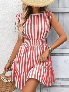 Dettaglio vestito estivo a righe bianche e rosse con vita a punto smock e spalline