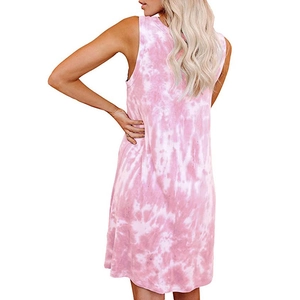 Vue arrière d'une robe débardeur tie-dye sans manches rose et blanc coupe décontractée
