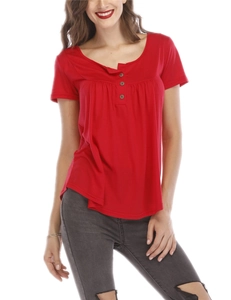 Détail d'un t-shirt Henley rouge foncé à manches courtes avec boutons et plis fins