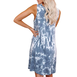 Vue détaillée du motif tie-dye au dos de la robe d'été ample sans manches bleu et blanc