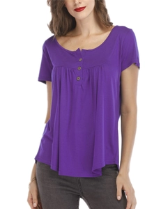 Gros plan du t-shirt violet à manches courtes pour femmes avec col en U et boutons en bois