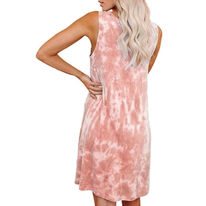 Vue arrière d'une robe trapèze décontractée sans manches tie-dye rose et blanc
