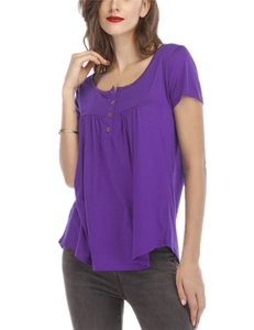 Détail du t-shirt Henley violet à manches courtes avec boutons et plis élégants