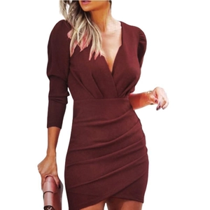 Abito bordeaux a maniche lunghe con scollo a V e dettagli arricciati in vita moda