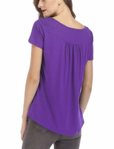 Détail du design plissé au dos d'un t-shirt violet à manches courtes décontracté