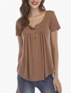 T-shirt marron à manches courtes pour femmes avec col en U, boutons et plis avant