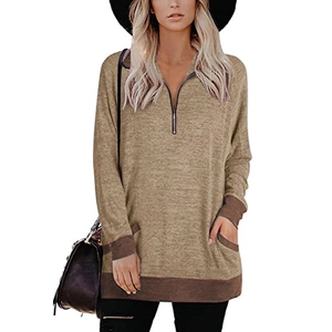 Détail du pull kaki avec col demi-zippé et bordures contrastées en marron foncé