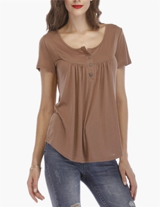 Détail d'un t-shirt à manches courtes caramel avec col henley boutonné et plis souples