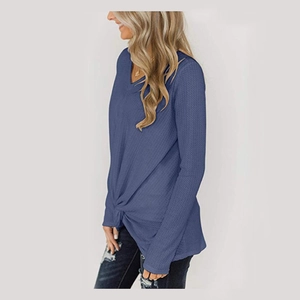 Haut bleu foncé en maille gaufrée pour femme avec col en V et nœud frontal élégant