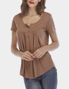 Détail du t-shirt marron à manches courtes avec col en V boutonné et plis à l'avant
