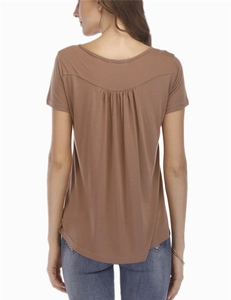 T-shirt femme marron clair avec détails froncés élégants au dos et coupe décontractée