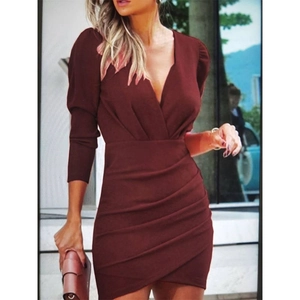 Dettaglio di un abito bordeaux slim con scollo a V e pieghe eleganti in vita