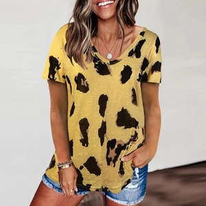 Detail des gelben T-Shirts mit V-Ausschnitt, Leopardenmuster und weicher Baumwollstruktur