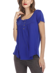 Détail d'un t-shirt bleu roi à manches courtes avec boutons en bois et plis à l'encolure