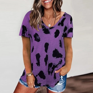 Detail eines lila V-Ausschnitt Sommer T-Shirts mit schwarzem Leopardenmuster für Damen