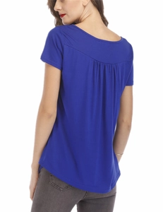 Vue détaillée des plis au dos et des coutures sur ce t-shirt bleu ample à manches courtes