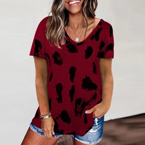 Detailansicht des tiefroten Leopardenmusters und V-Ausschnitts auf dem Damen-Freizeit-T-Shirt