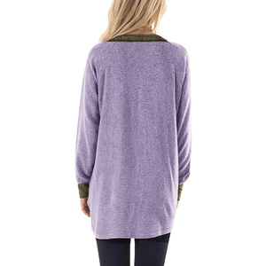 Vue de dos d'un sweat-shirt violet à manches longues avec poignets et col verts texturés