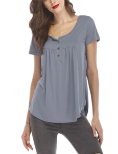 Détail du t-shirt bleu-gris à col rond avec boutons et plis élégants pour femmes