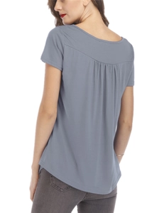 Détail du dos plissé sur ce t-shirt décontracté gris-bleu à manches courtes pour femme