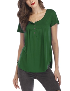 Gros plan du t-shirt Henley vert foncé avec boutons décoratifs et détails plissés sur la poitrine