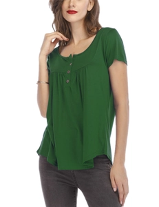 Détail du t-shirt vert à col henley montrant les plis et trois boutons décoratifs