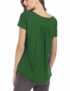 Détail du t-shirt vert foncé avec design plissé au dos et texture de l'ourlet arrondi