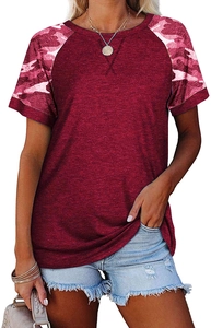 Détail d'un t-shirt femme bordeaux à manches raglan avec motif camouflage rose imprimé