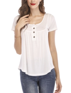 Détail d'un t-shirt blanc à manches courtes avec col rond, boutons marrons et plis froncés