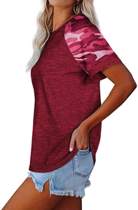 Vue détaillée du t-shirt à manches raglan bordeaux avec imprimé camouflage rose et col rond