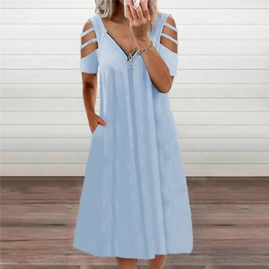 Détail de robe bleu clair avec col en V, fermeture éclair argentée et bretelles creuses