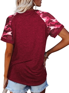 Vue de dos du t-shirt rouge foncé avec manches raglan camouflage rose et texture douce