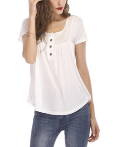 Détail d'un t-shirt blanc style Henley avec boutons en bois et plis sur le devant
