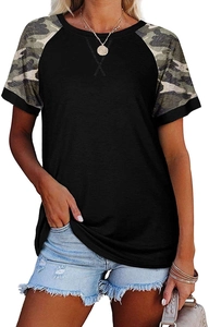 Détail d'un t-shirt noir pour femme avec manches raglan camouflage et couture décorative en X
