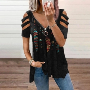 T-shirt noir col en V avec épaules dénudées et imprimé de plumes colorées sur le buste