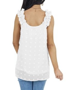 Détail du haut blanc sans manches avec texture plumetis et bretelles à volants au dos