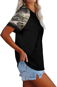 Détail d'un t-shirt décontracté à manches courtes avec manches raglan camouflage et col rond
