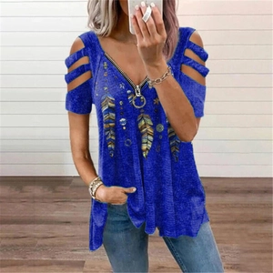 T-shirt femme bleu foncé avec col en V zippé, épaules dénudées et motif plumes colorées