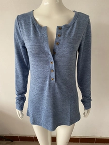 Détail du t-shirt Henley bleu à manches longues avec boutonnage et texture tricotée