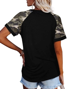 Détail des manches raglan avec motif camouflage sur un t-shirt noir pour femme
