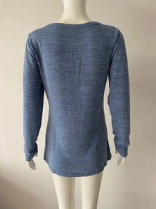 Vue arrière d'un haut en tricot à manches longues ajusté pour femme en bleu chiné
