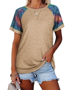 Détail des manches raglan tie-dye et tissu en maille kaki sur le T-shirt décontracté