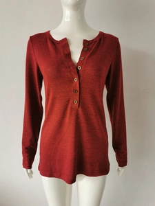Détail d'un t-shirt Henley bordeaux chiné avec un col en V et cinq boutons foncés
