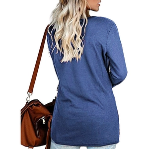 Rückansicht eines blauen Langarm-T-Shirts aus Waffelstrick mit strukturierter Oberfläche