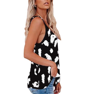 Vue latérale du haut sans manches pour femme avec imprimé vache noir et blanc et col rond