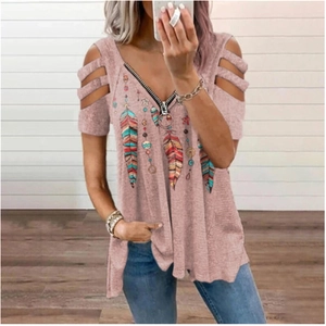T-shirt rose épaules dénudées col V zippé pour femme avec imprimé plumes colorées