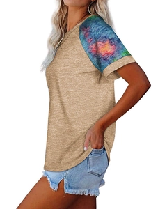 Détail d'un t-shirt à col rond avec des manches à imprimé abstrait style peinture à l'huile